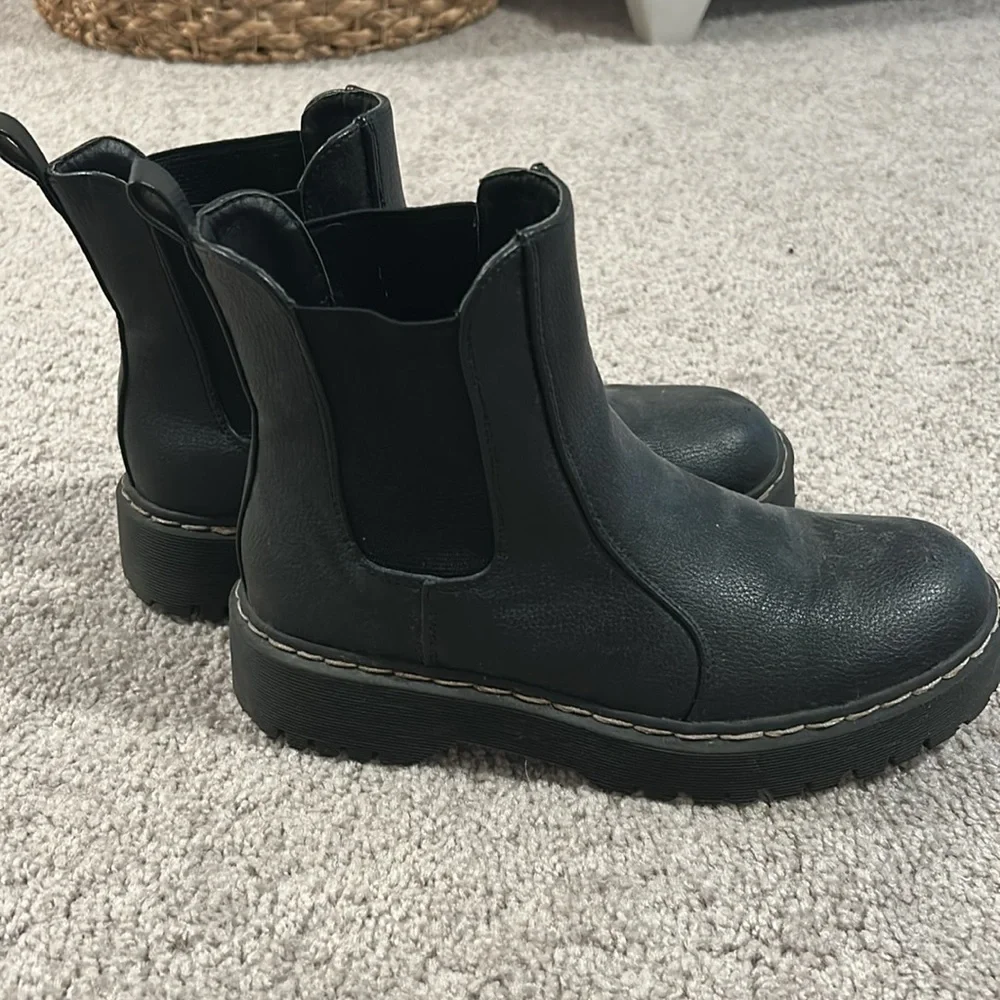 Women’s black boots - Picture 2 of 3